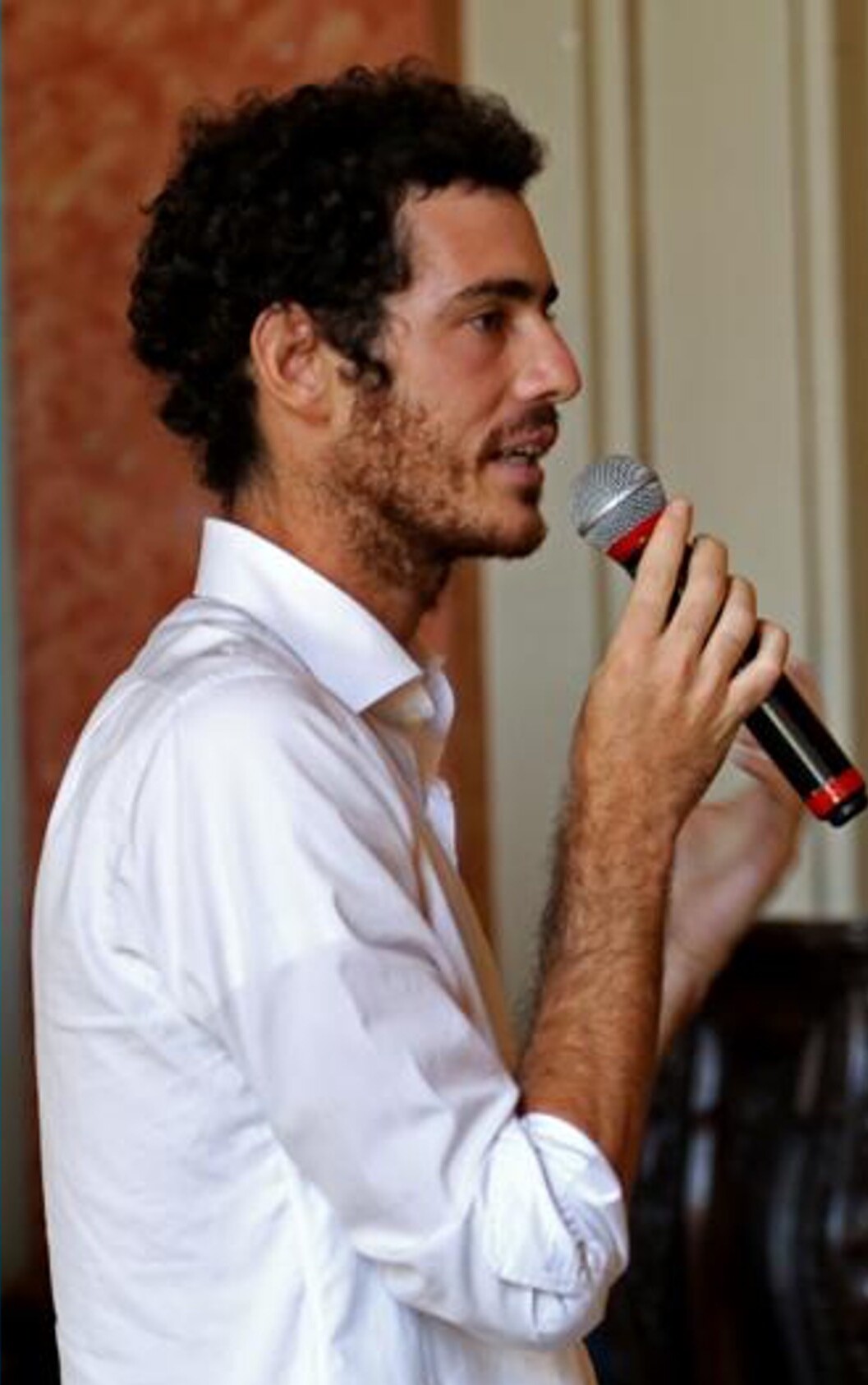 Daniel Morais palestrando com microfone em mãos
