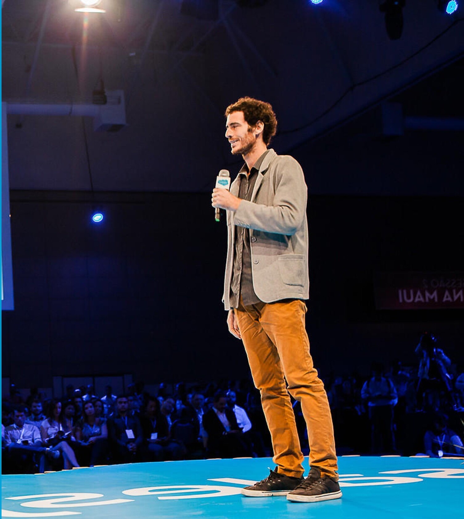 Daniel Morais Assunção palestrando no palco